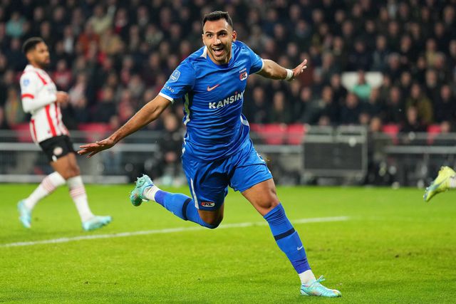 Pavlidis, com a camisola do AZ Alkmaar, a festejar golo em casa do PSV