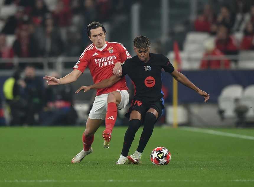 Carreras discute a bola com Yamal