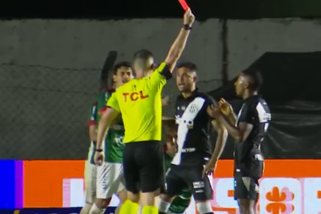Avançado Jean Dias, da Ponte Preta, foi expulso por puxar o árbitro Lucas Casagrande