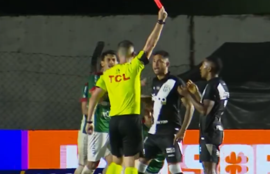 Avançado Jean Dias, da Ponte Preta, foi expulso por puxar o árbitro Lucas Casagrande