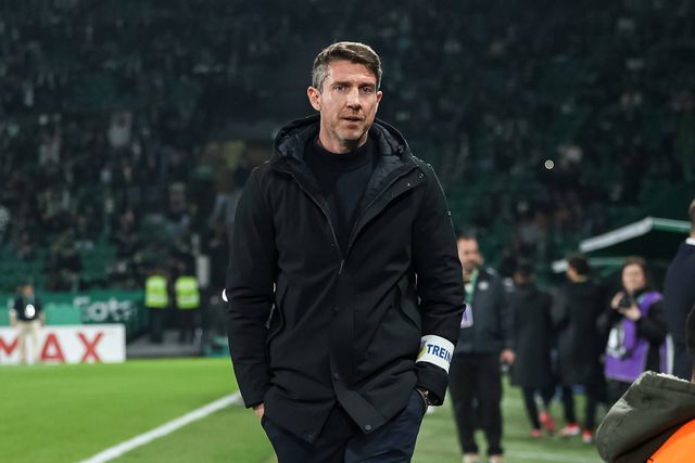 Vasco Seabra, treinador do Arouca, em Alvalade, de mãos nos bolsos