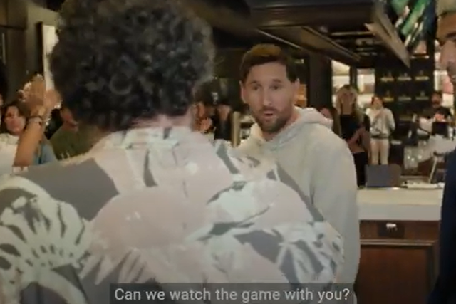 Messi e Suárez procuram um bar para ver o Benfica-Barcelona