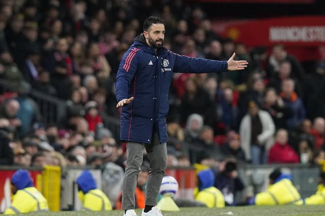 Ruben Amorim, treinador do Manchester United, de braços abertos