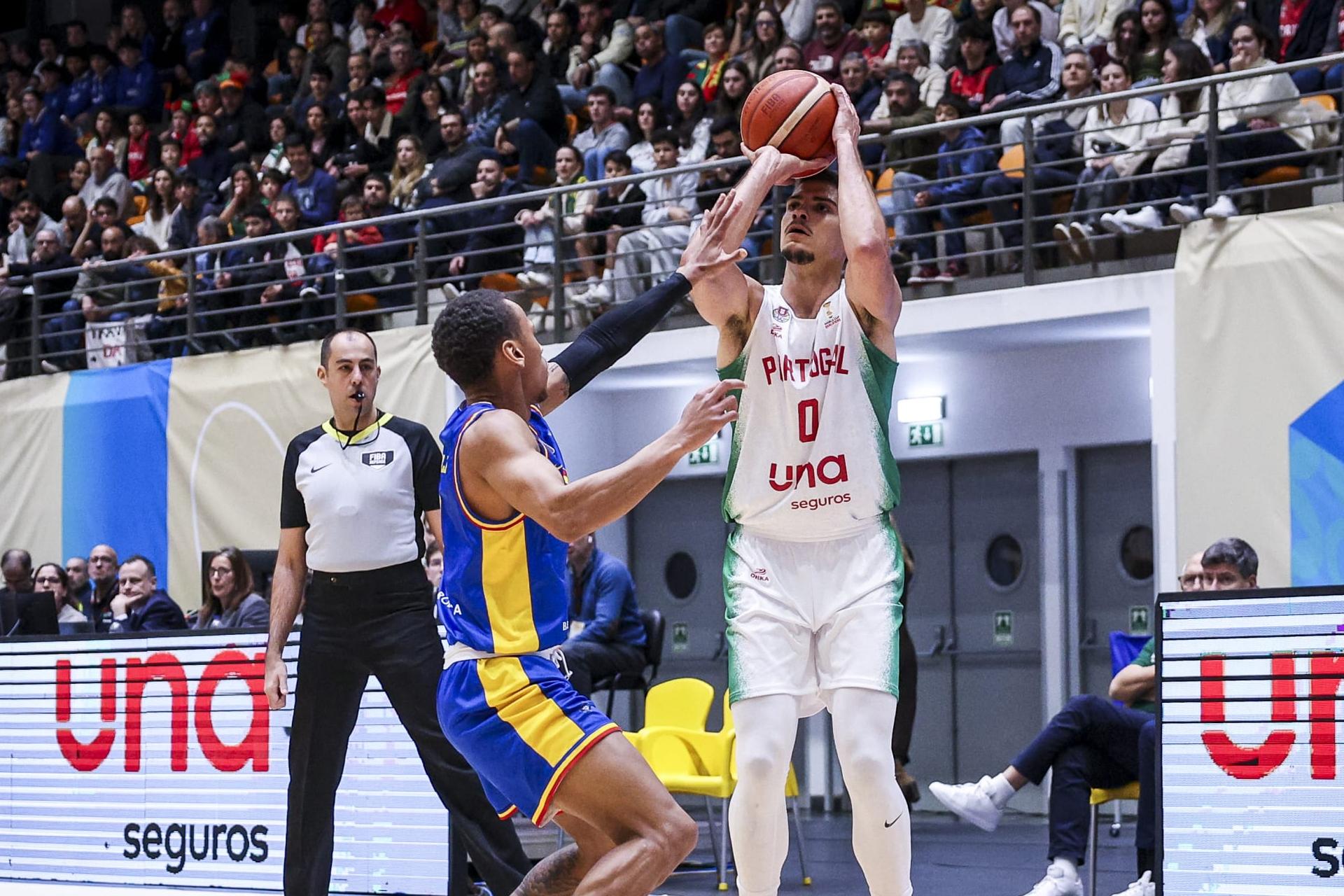 Diogo Brito esteve sensacional ao concretizar 4 de 6 triplos, mas não chegou -         Foto: FIBA