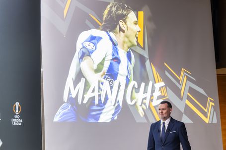 Maniche no sorteio da Liga Europa - Foto: EPA/MARTIAL TREZZINI