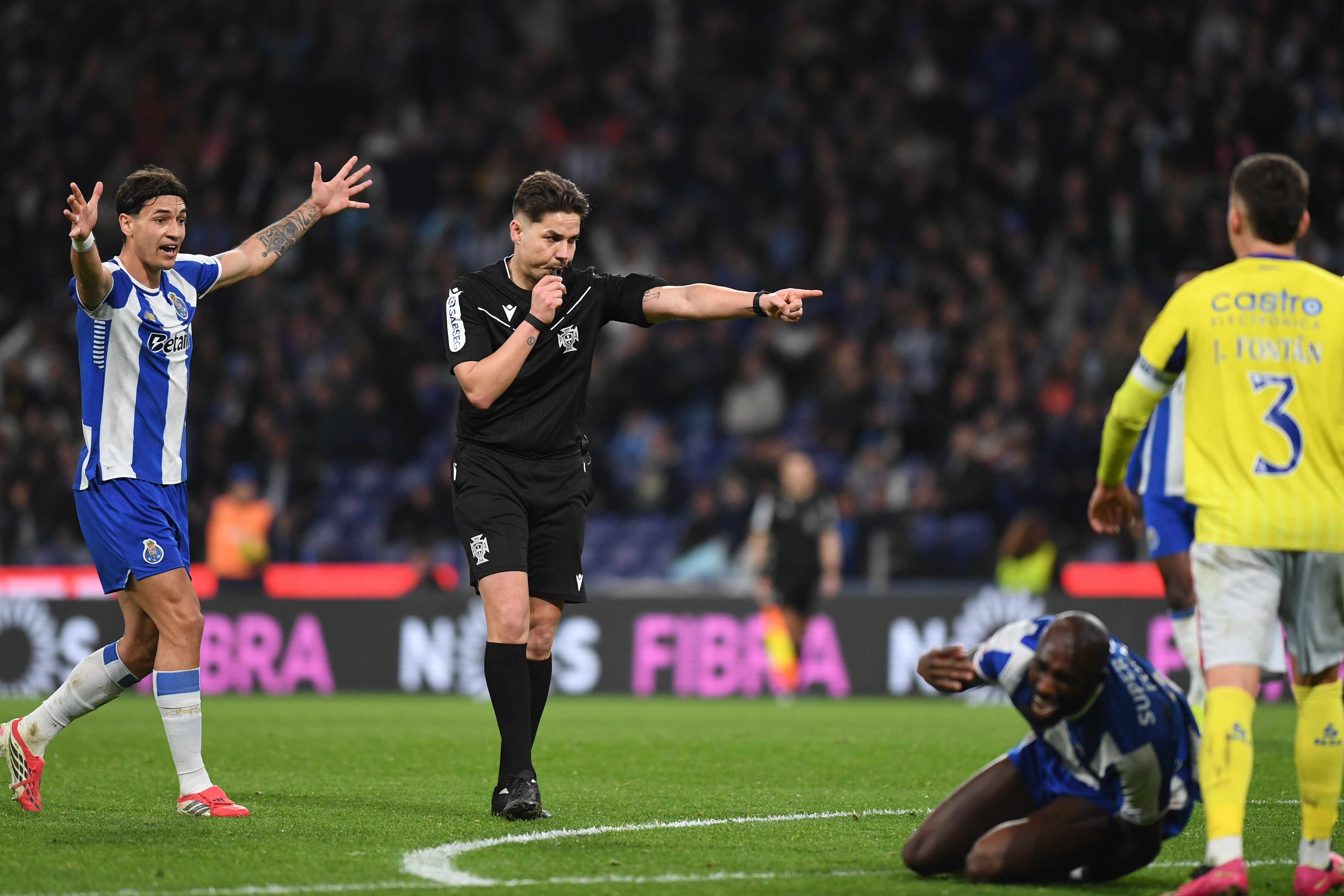 Iancu Vasilica assinala penálti no FC Porto-Arouca — Foto: Rogério Ferreira/KAPTA+