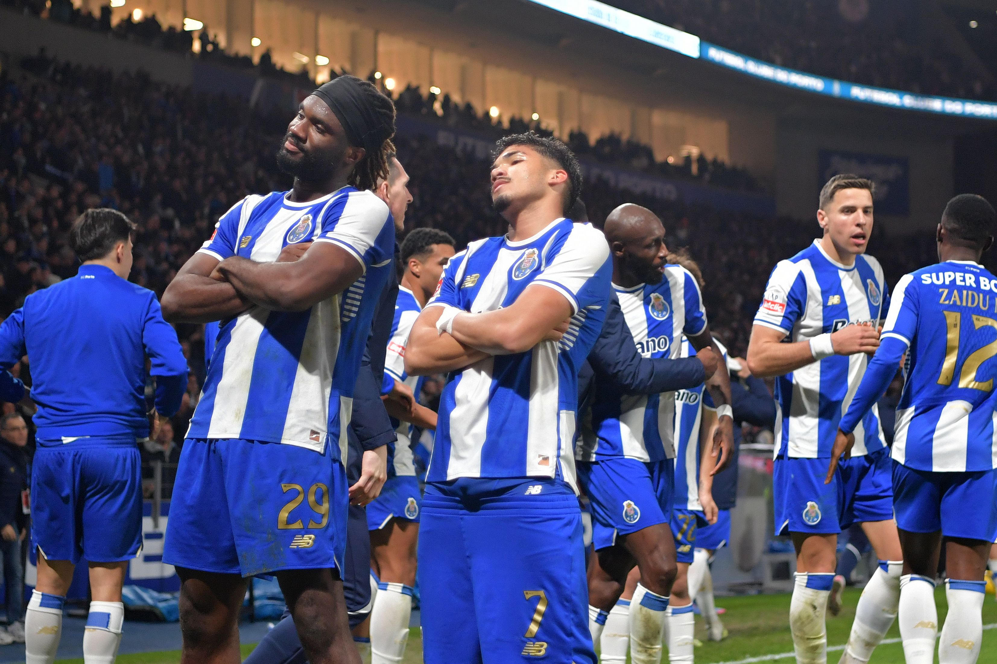 Moffi e William Gomes festejam golo no FC Porto-Arouca — Foto: Rogério Ferreira/KAPTA+