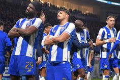 Moffi e William Gomes festejam golo no FC Porto-Arouca — Foto: Rogério Ferreira/KAPTA+