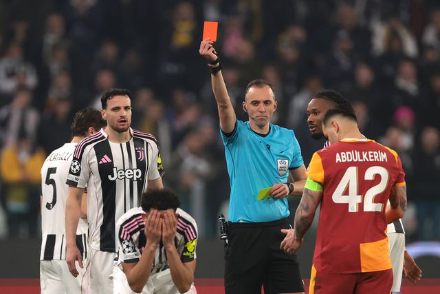 João Pinheiro exibe cartão vermelho a Kelly no Juventus-Galatasaray