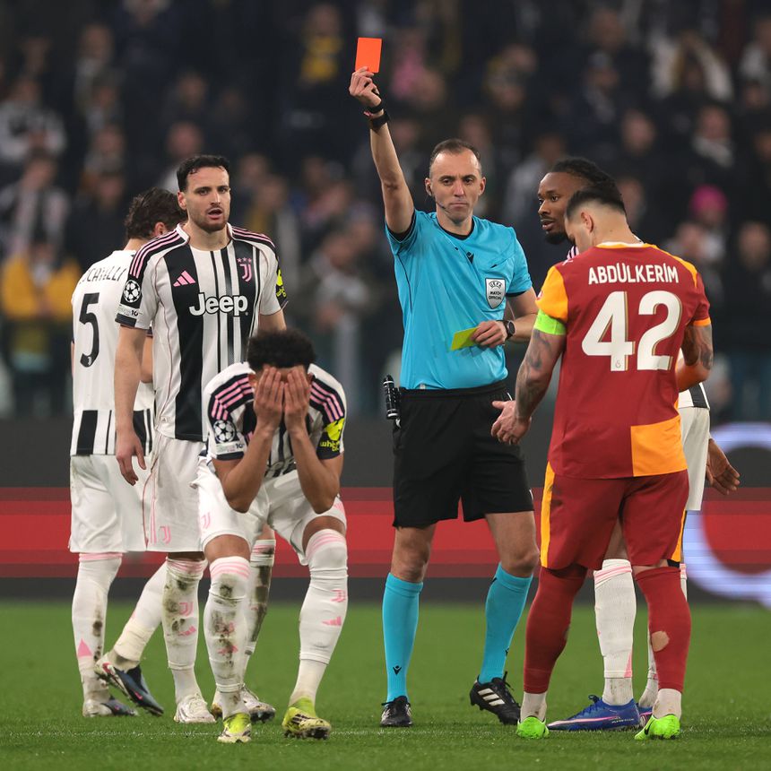 João Pinheiro exibe cartão vermelho a Kelly no Juventus-Galatasaray