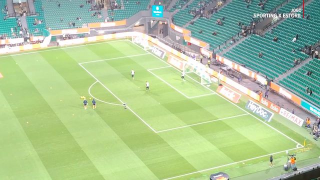 Guarda-redes do Sporting já aquecem no relvado