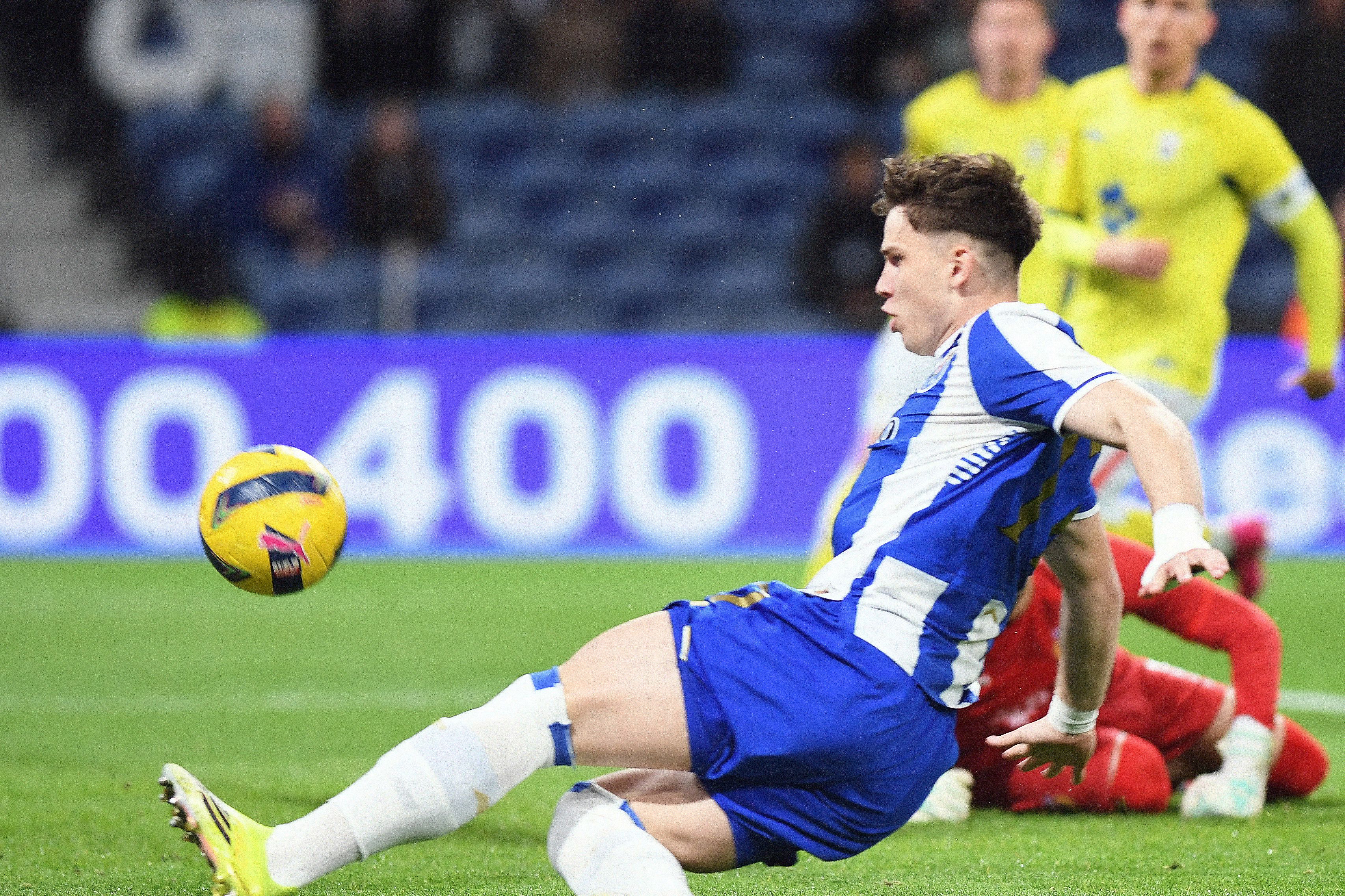 Aos 14 segundos já Pietuszewski fazia abanar as redes do Arouca. Foto Rogério Ferreira/KAPTA+