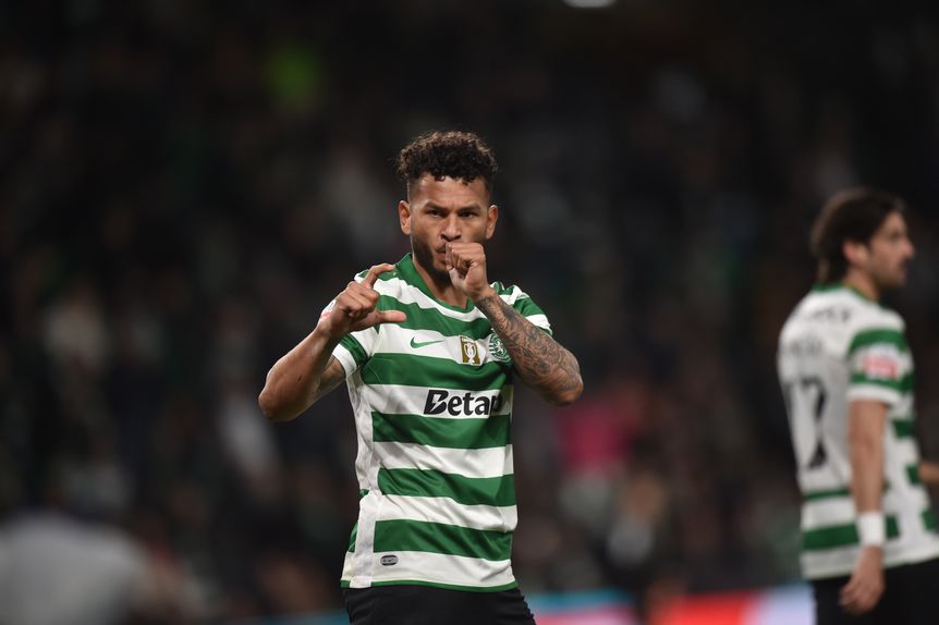 Suárez bisou contra o Estoril. Foto: Miguel Nunes