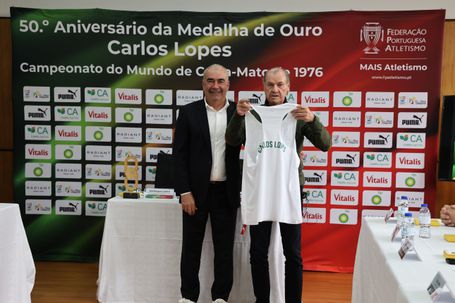 Domingos Castro e Carlos Lopes na homenagem dos 50 anos do ouro no Mundial de corta-mato. FPA