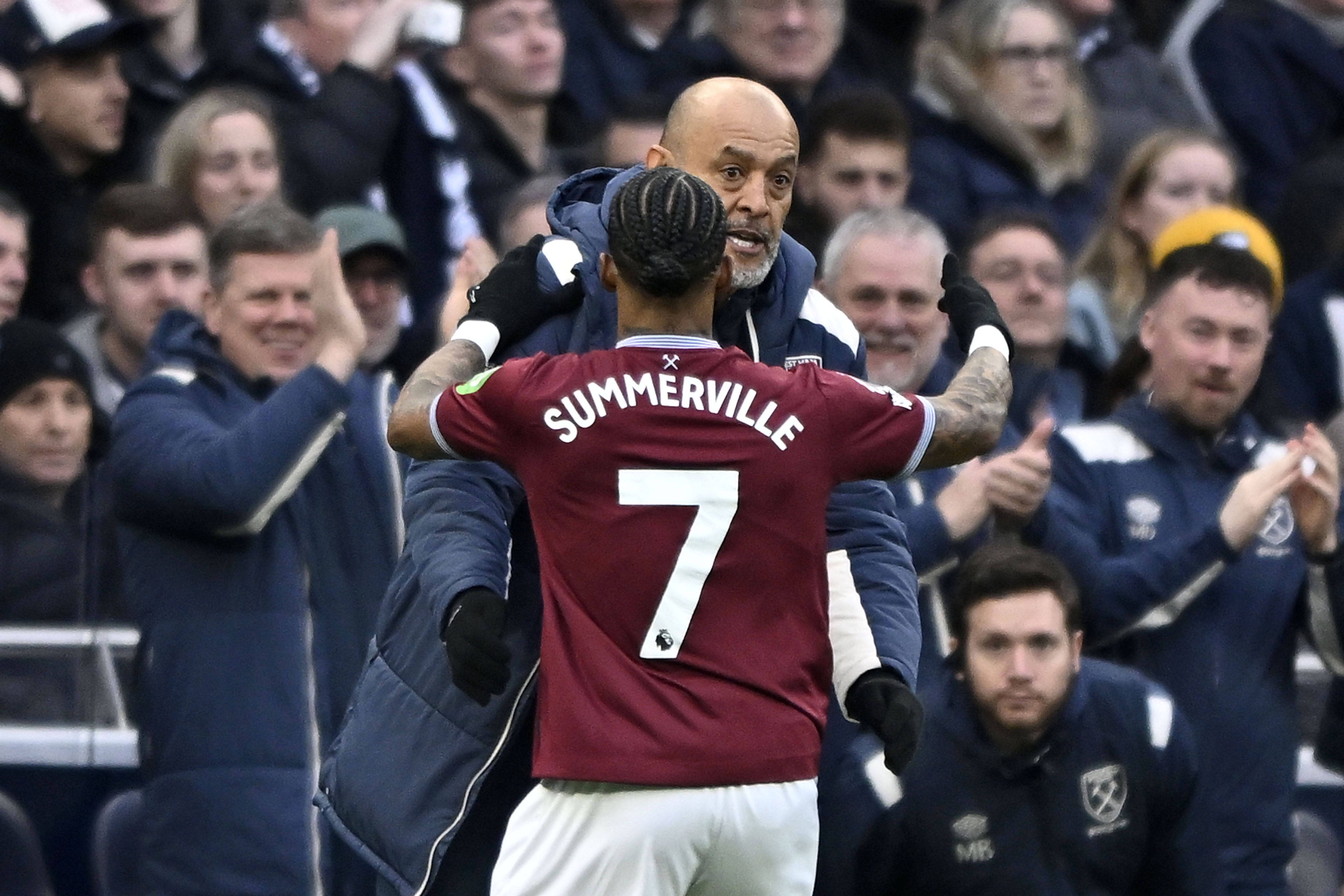 Summerville a abraçar NES após marcar pelo West Ham ao Tottenham