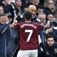 Summerville a abraçar NES após marcar pelo West Ham ao Tottenham