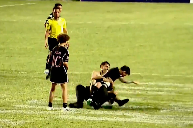 Messi foi agarrado por um espectador e atirado ao chão, num particular do Inter Miami em Porto Rico