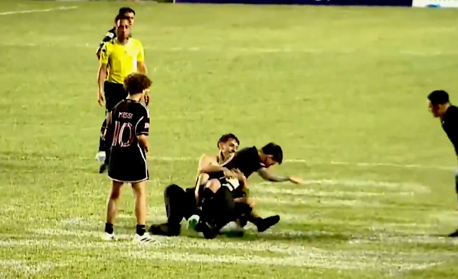 Messi foi agarrado por um espectador e atirado ao chão, num particular do Inter Miami em Porto Rico