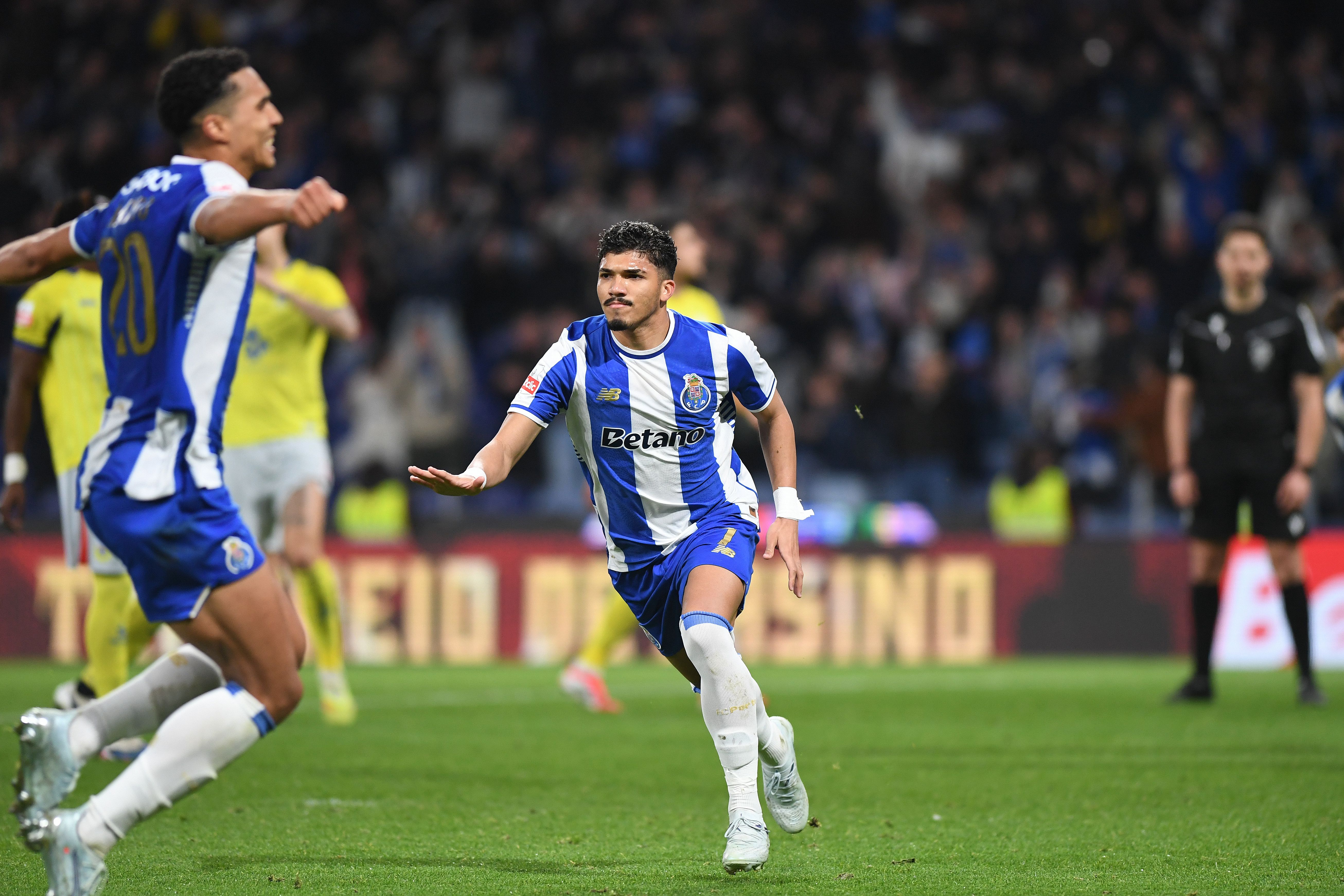 William Gomes festeja golo no FC Porto-Arouca — Foto: Rogério Ferreira/KAPTA+