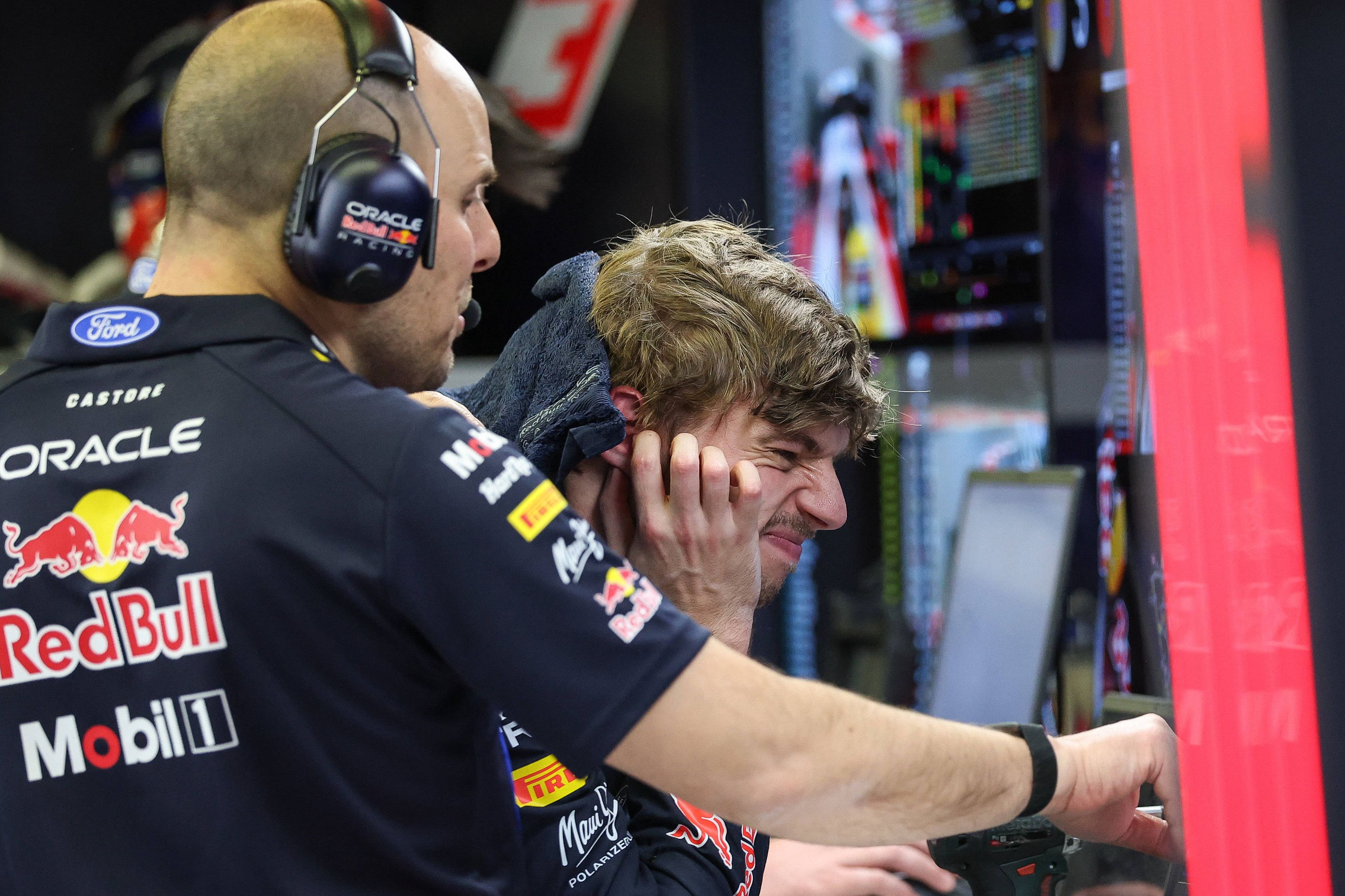 Giampiero Lambiase, engenheiro de corrida de Max Verstappen, e o próprio a analisarem os dados recolhidos nos testes do Bahrein - Foto: IMAGO
