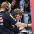 Giampiero Lambiase, engenheiro de corrida de Max Verstappen, e o próprio a analisarem os dados recolhidos nos testes do Bahrein - Foto: IMAGO