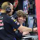 Giampiero Lambiase, engenheiro de corrida de Max Verstappen, e o próprio a analisarem os dados recolhidos nos testes do Bahrein - Foto: IMAGO
