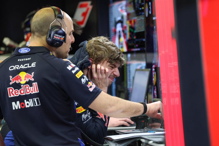 Giampiero Lambiase, engenheiro de corrida de Max Verstappen, e o próprio a analisarem os dados recolhidos nos testes do Bahrein - Foto: IMAGO
