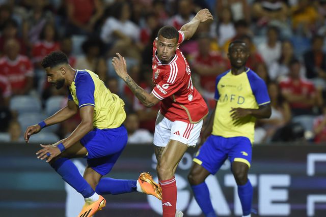 João Victor em ação num particular entre Benfica e Al Nassr, no Algarve — André Alves