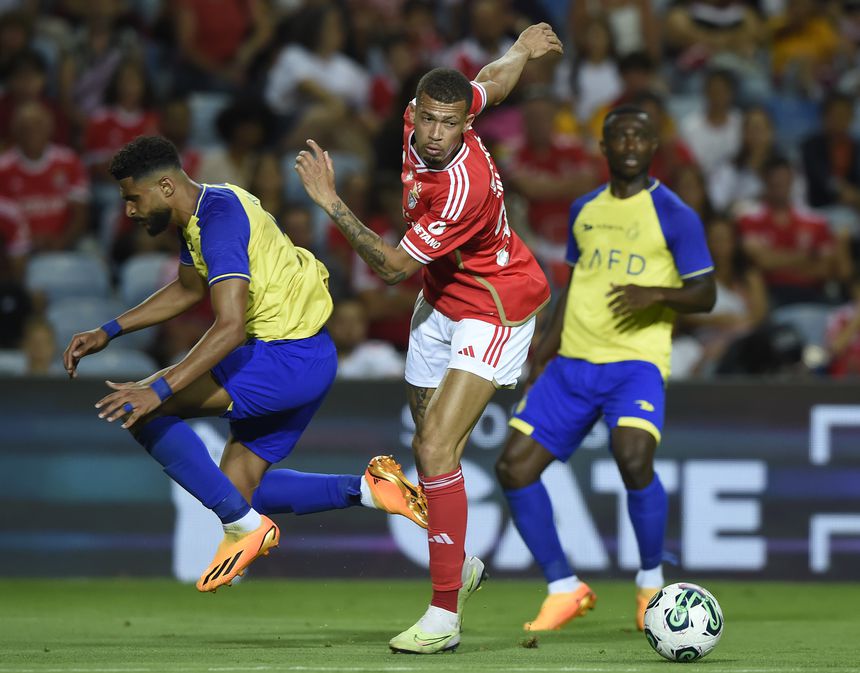 João Victor em ação num particular entre Benfica e Al Nassr, no Algarve — André Alves