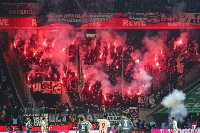 Partida entre o Eintracht e o Colónia marcado por uso de engenhos pirotécnicos nas bancadas
