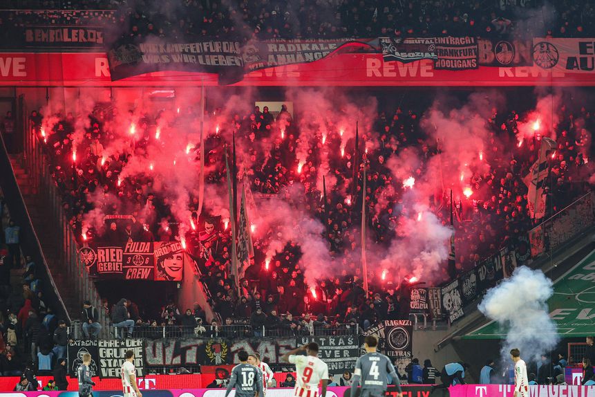 Partida entre o Eintracht e o Colónia marcado por uso de engenhos pirotécnicos nas bancadas