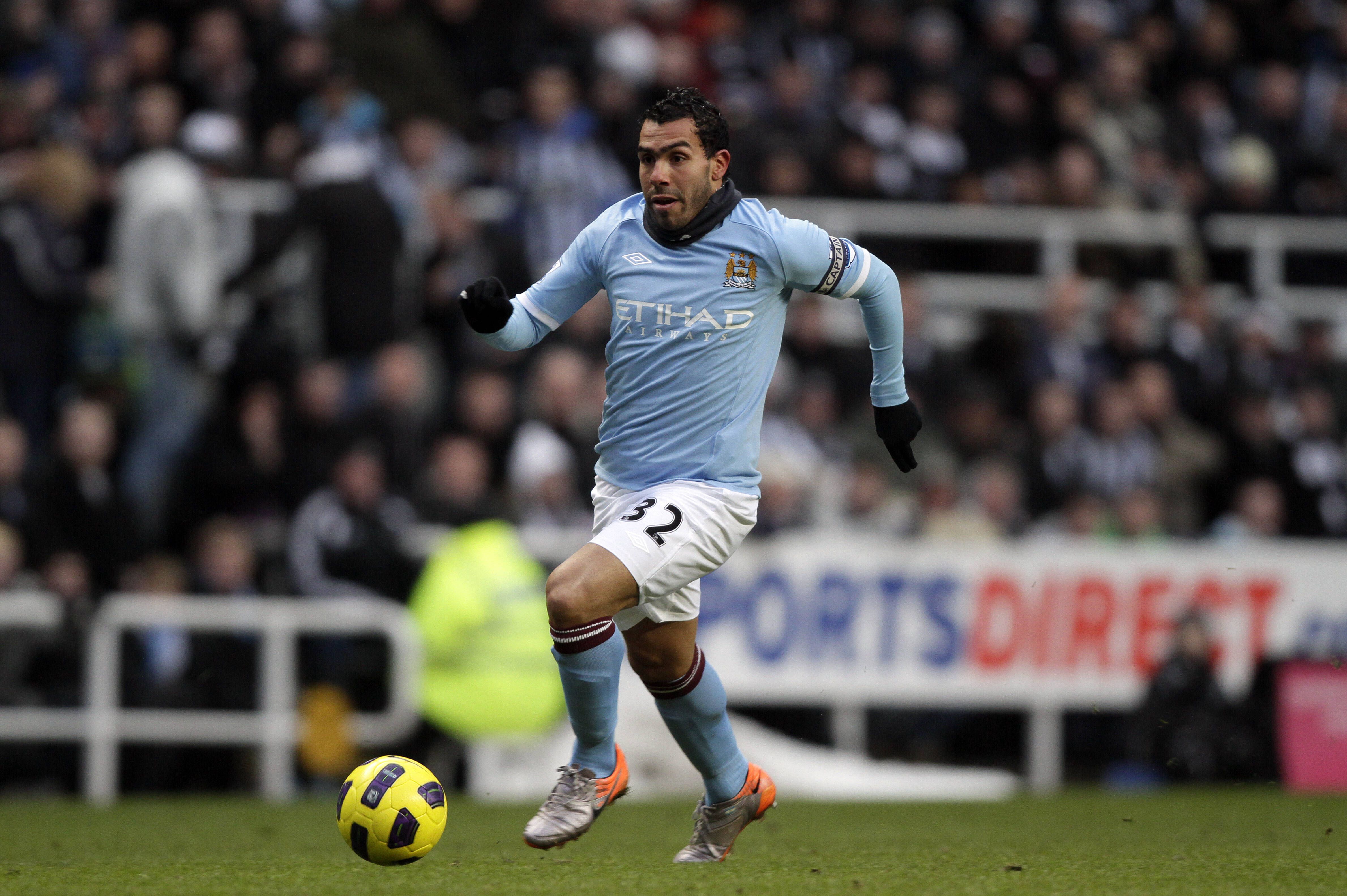 Carlos Tévez, que jogou nos dois clubes de Manchester e acabou a carreira em 2021, no Boca Juniors, conquistou 29 títulos