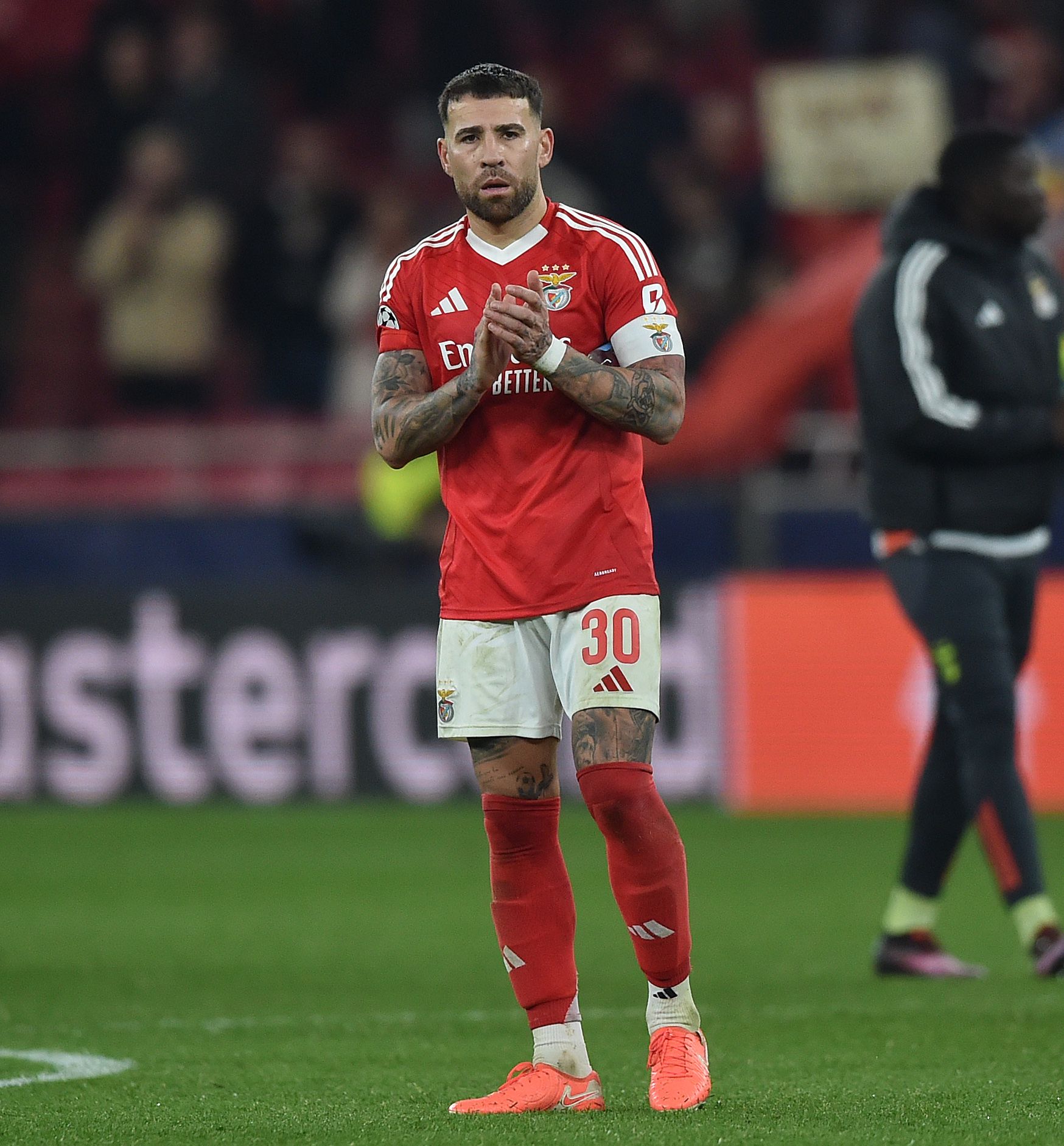 Nicolás Otamendi, central do Benfica, coleciona 26 títulos