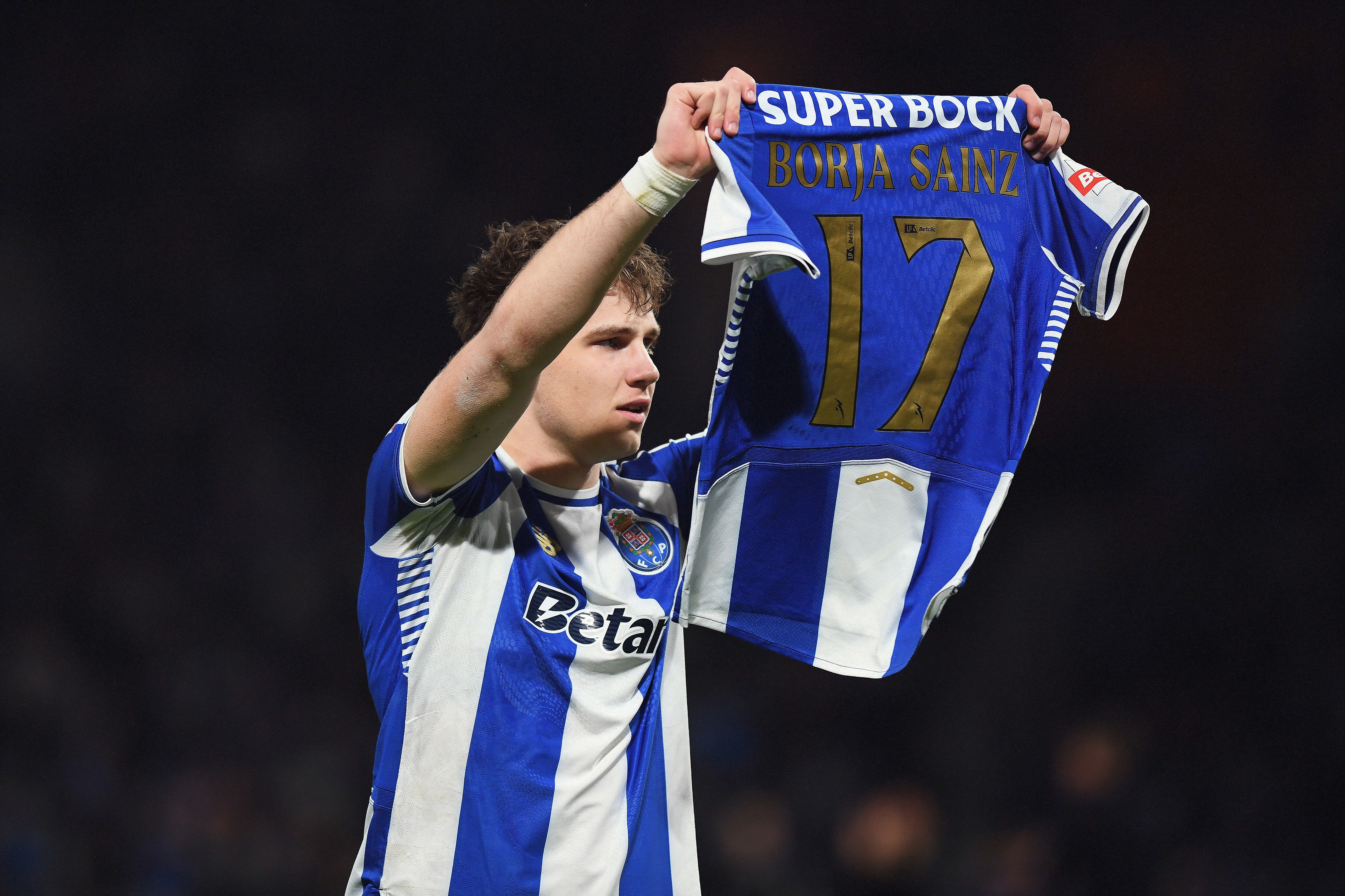 Pietuszewski dedica golo a Borja Sainz no FC Porto-Arouca — Foto: Rogério Ferreira/KAPTA+