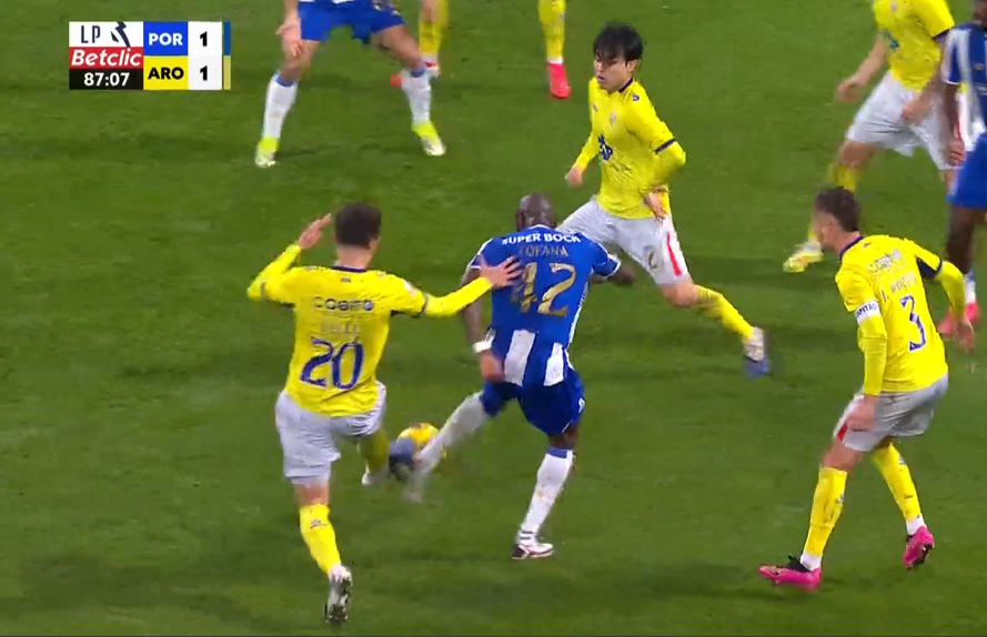 O momento que levou o árbitro  assinalar grande penalidade