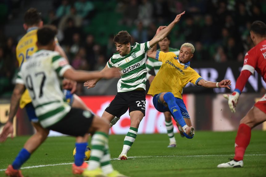 O golaço de Daniel Bragança (Foto: MIGUEL NUNES)