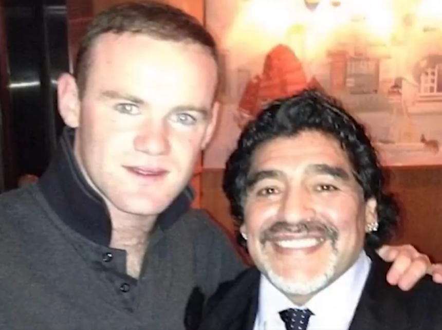 Wayne Rooney e Maradona cruzaram-se num restaurante em Manchester em 2013