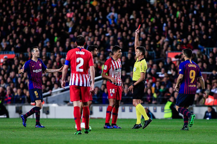 Gil Manzano mostrou cartão vermelho direto a Diego Costa