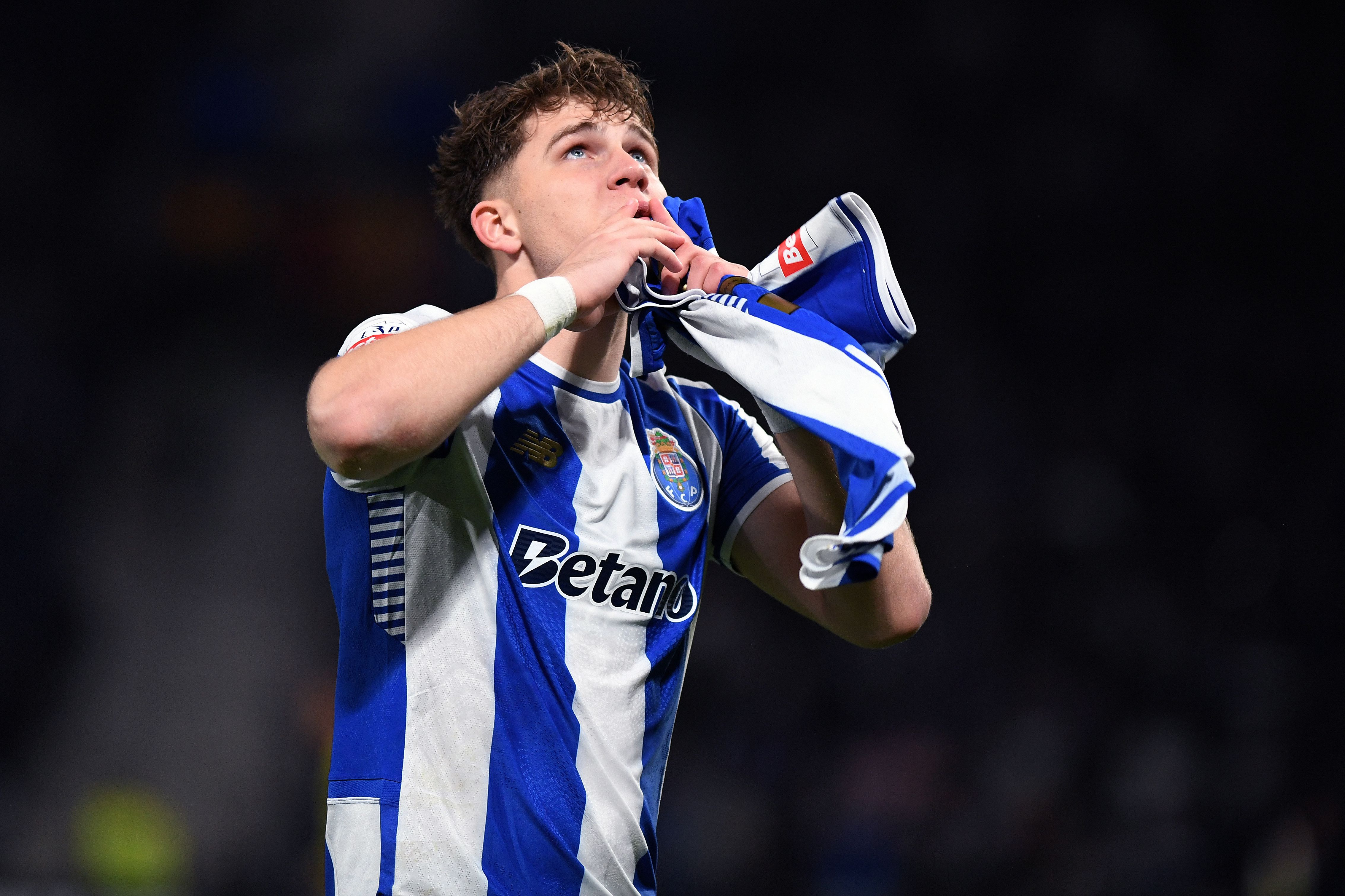 Pietuszewski dedica golo a Borja Sainz no FC Porto-Arouca — Foto: Rogério Ferreira/KAPTA+