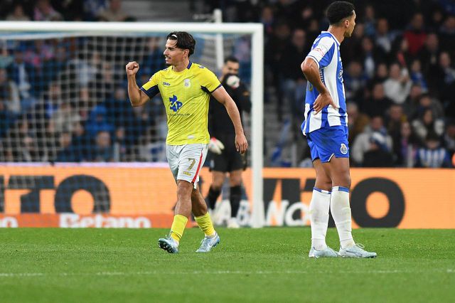 Tento apontado pelo camisola 7 ainda deu esperanças aos arouquenses no anfiteatro portista... Foto: Rogério Ferreira/KAPTA+