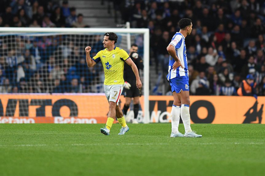 Tento apontado pelo camisola 7 ainda deu esperanças aos arouquenses no anfiteatro portista... Foto: Rogério Ferreira/KAPTA+