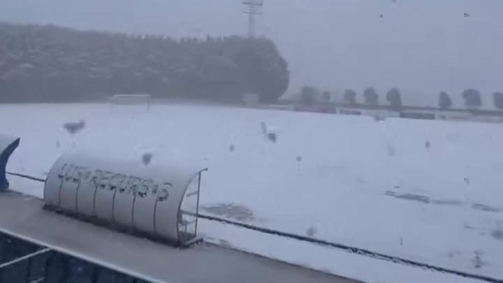 Neve volta a «invadir» estádio do Montalegre