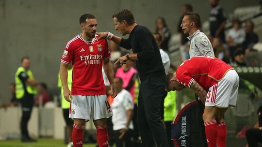 Benfica: Kokçu vai a jogo com o Chaves e Bernat também