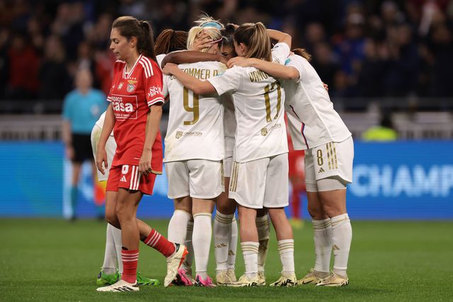 Benfica é goleado em Lyon e está fora da Liga dos Campeões