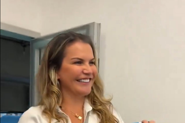 Vídeo: Grêmio recebe Kátia Aveiro e oferece camisola a Cristiano Ronaldo