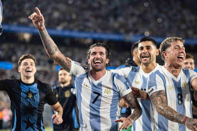 Jogadores da Argentina festejam triunfo sobre o Brasil em Buenos Aires