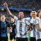 Jogadores da Argentina festejam triunfo sobre o Brasil em Buenos Aires