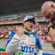 Yuki Tsunoda a falar com um dos engenheiros da VCARB, no GP da China