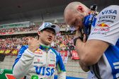 Yuki Tsunoda a falar com um dos engenheiros da VCARB, no GP da China