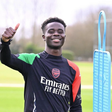 Bukayo Saka sorri no regresso aos treinos pelo Arsenal